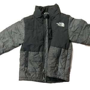 North Face Youth Winter Lightweight Puffer Jacket, Black/Grey, Boys 6